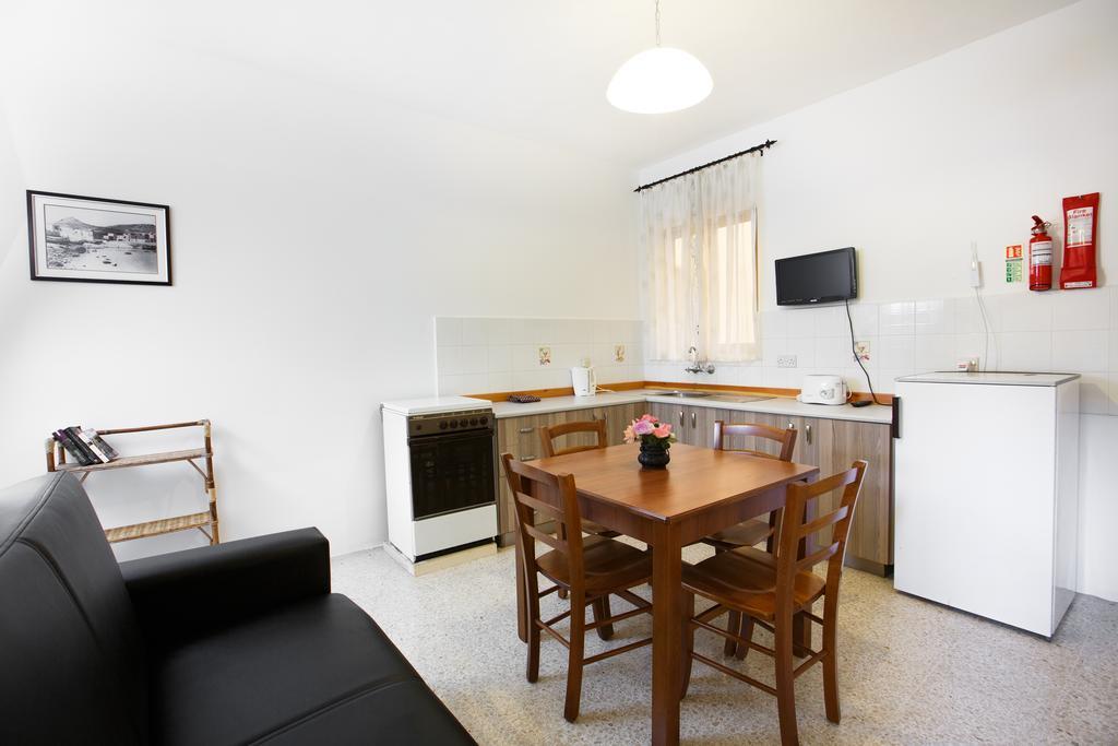 Dolphin Court Apartment Marsalforn Bagian luar foto