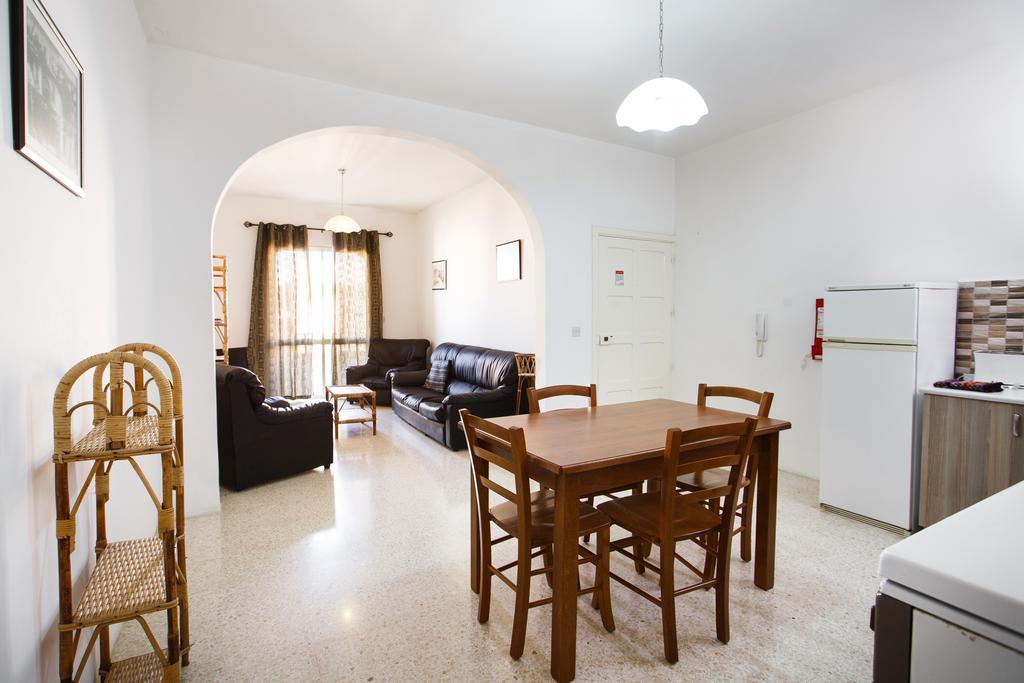 Dolphin Court Apartment Marsalforn Bagian luar foto