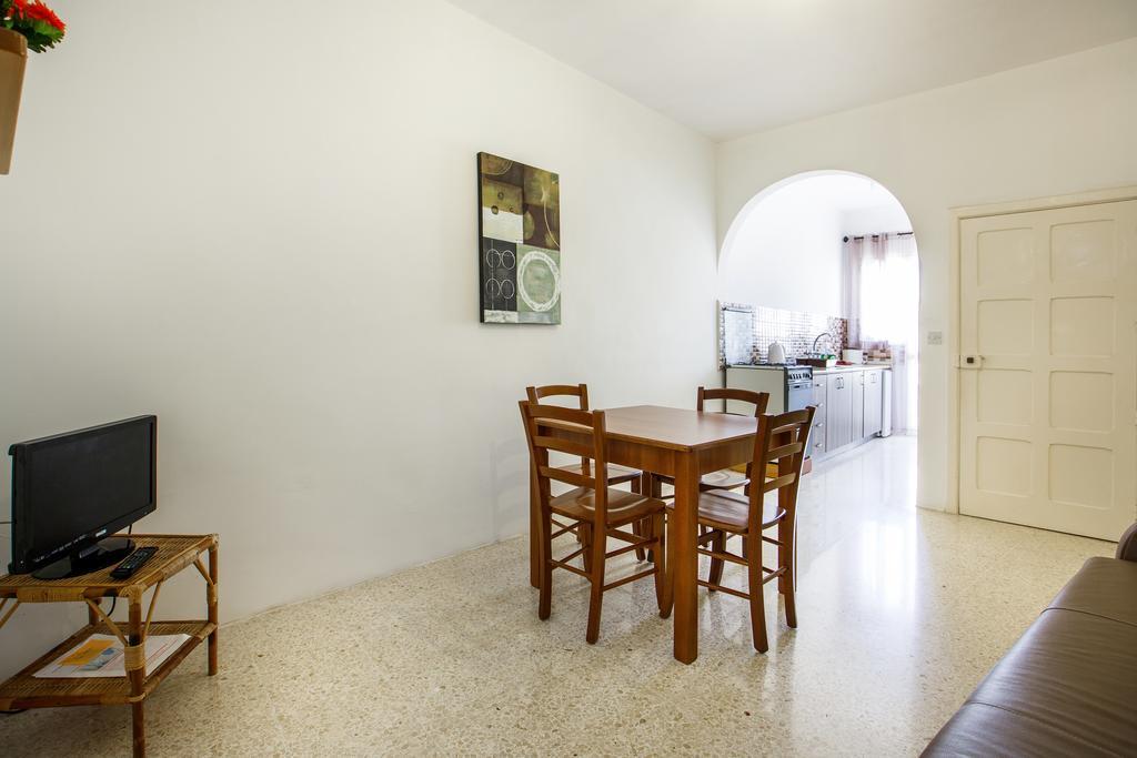 Dolphin Court Apartment Marsalforn Bagian luar foto