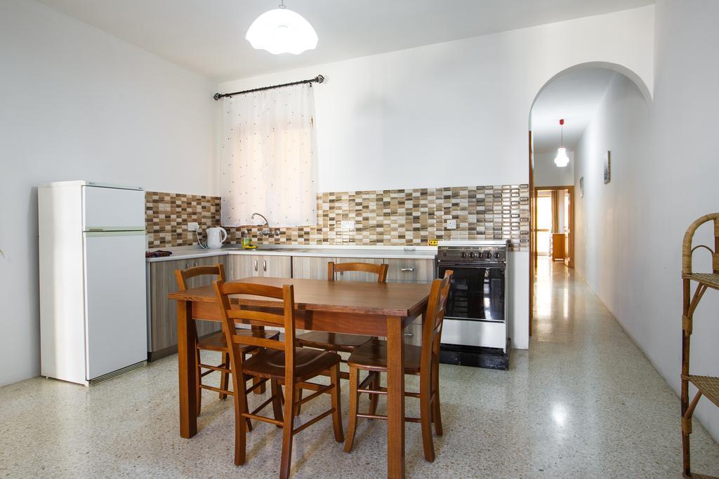 Dolphin Court Apartment Marsalforn Bagian luar foto