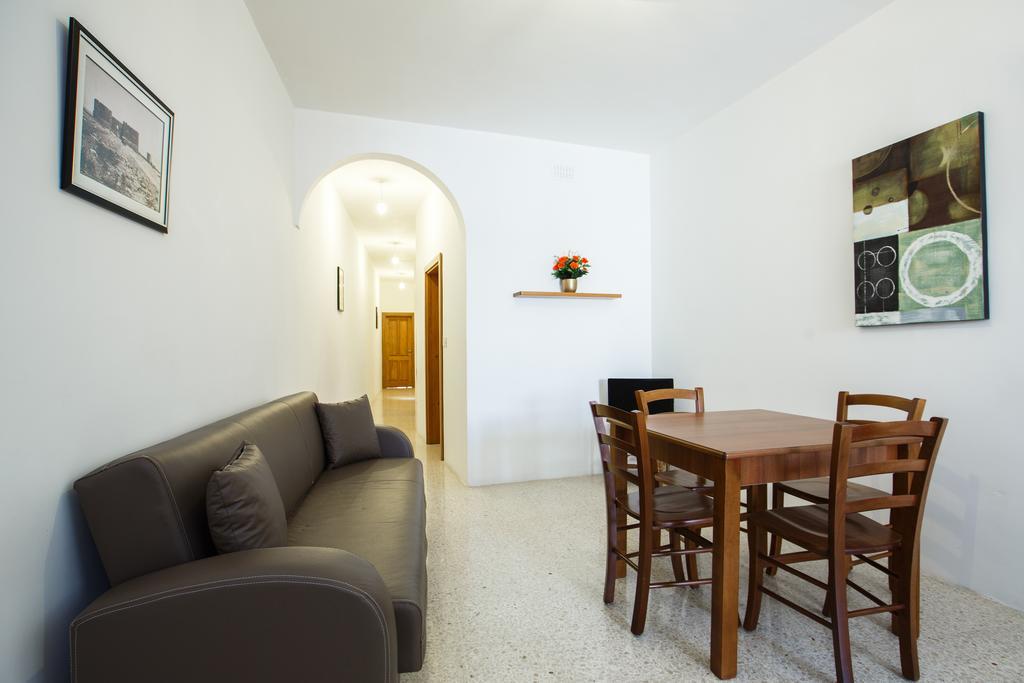 Dolphin Court Apartment Marsalforn Bagian luar foto