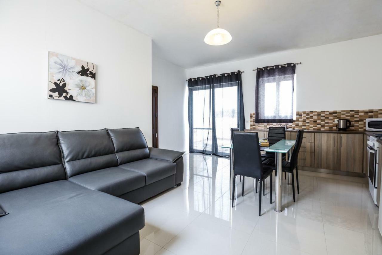 Dolphin Court Apartment Marsalforn Bagian luar foto