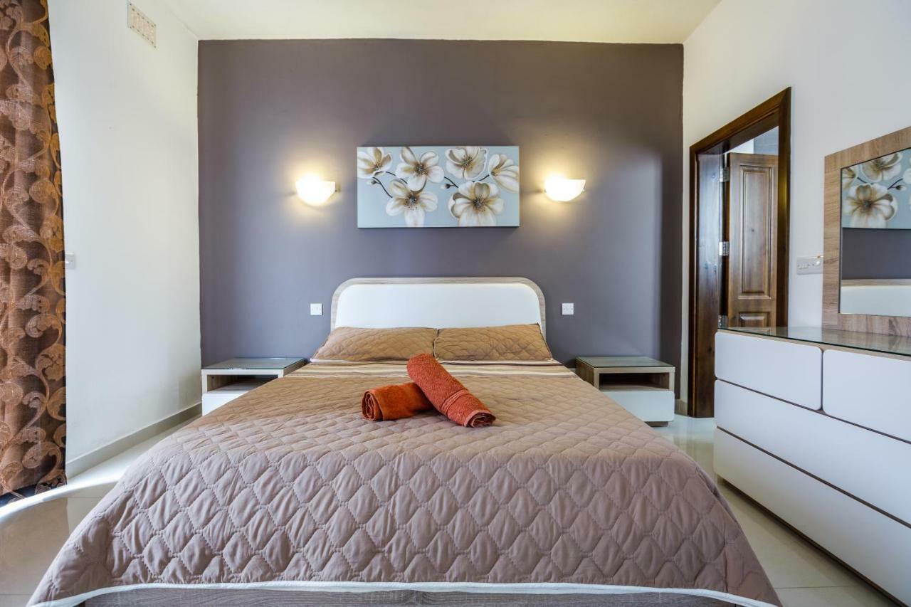 Dolphin Court Apartment Marsalforn Bagian luar foto