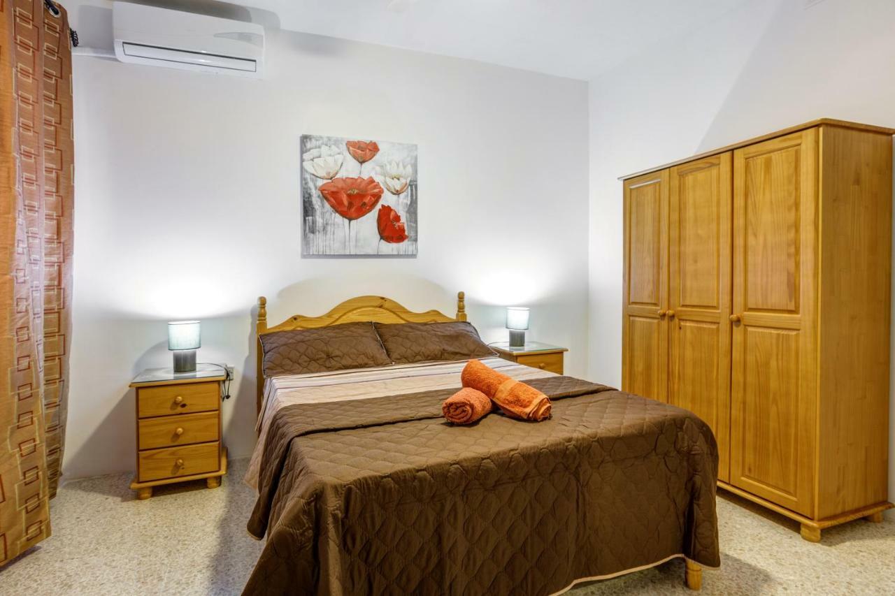Dolphin Court Apartment Marsalforn Bagian luar foto