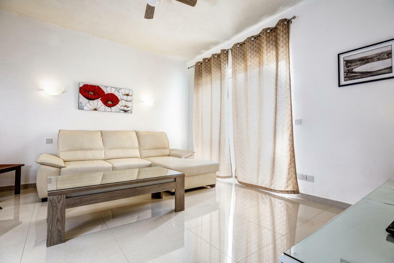 Dolphin Court Apartment Marsalforn Bagian luar foto