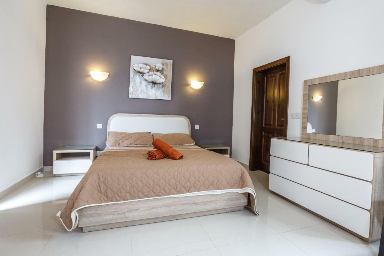Dolphin Court Apartment Marsalforn Bagian luar foto