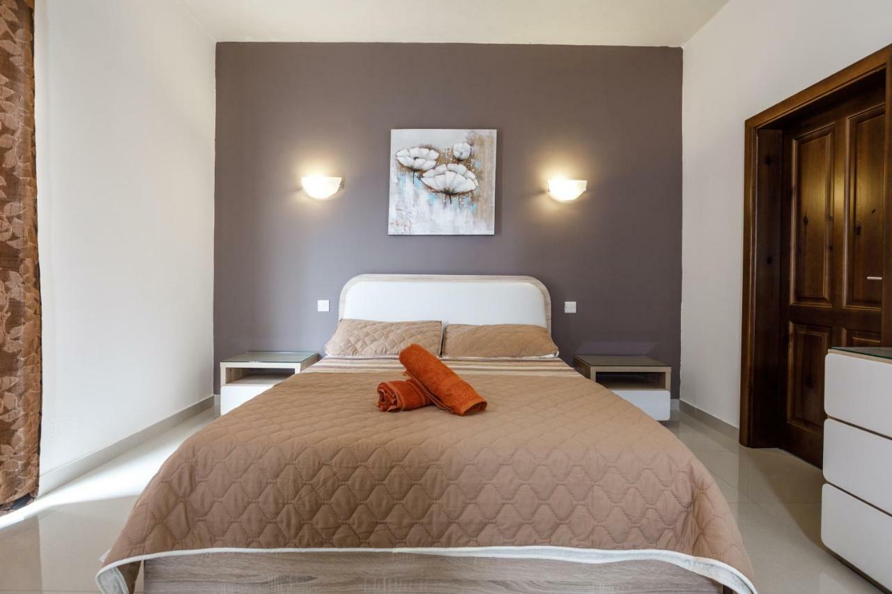 Dolphin Court Apartment Marsalforn Bagian luar foto
