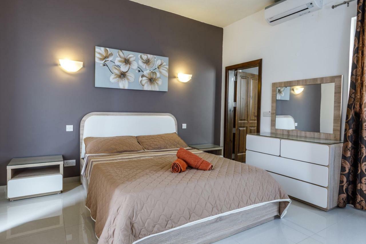 Dolphin Court Apartment Marsalforn Bagian luar foto
